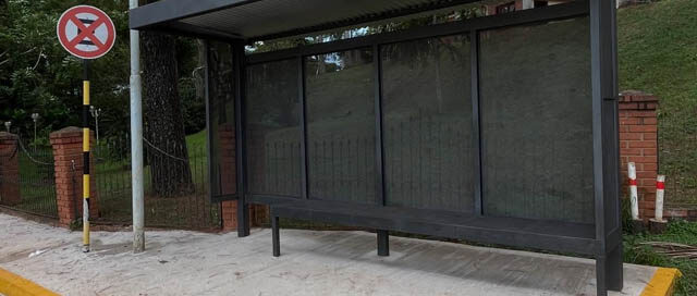 PUERTO RICO: Obras Públicas construye refugios peatonales y cestos para residuos