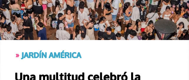 Una multitud celebró la llegada del Año Nuevo con música y encuentro frente al edificio municipal